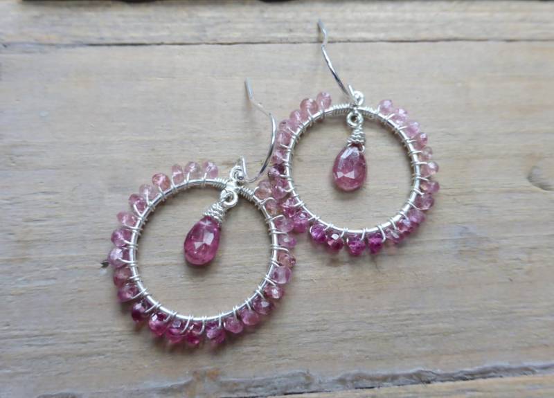 Pink Ombre Turmalin Eternity Wrap & Drop Hoop Ohrringe Pink Ombre Turmalin Eternity Wrap & Drop Hoop Ohrringe von PrincessgearJewelry