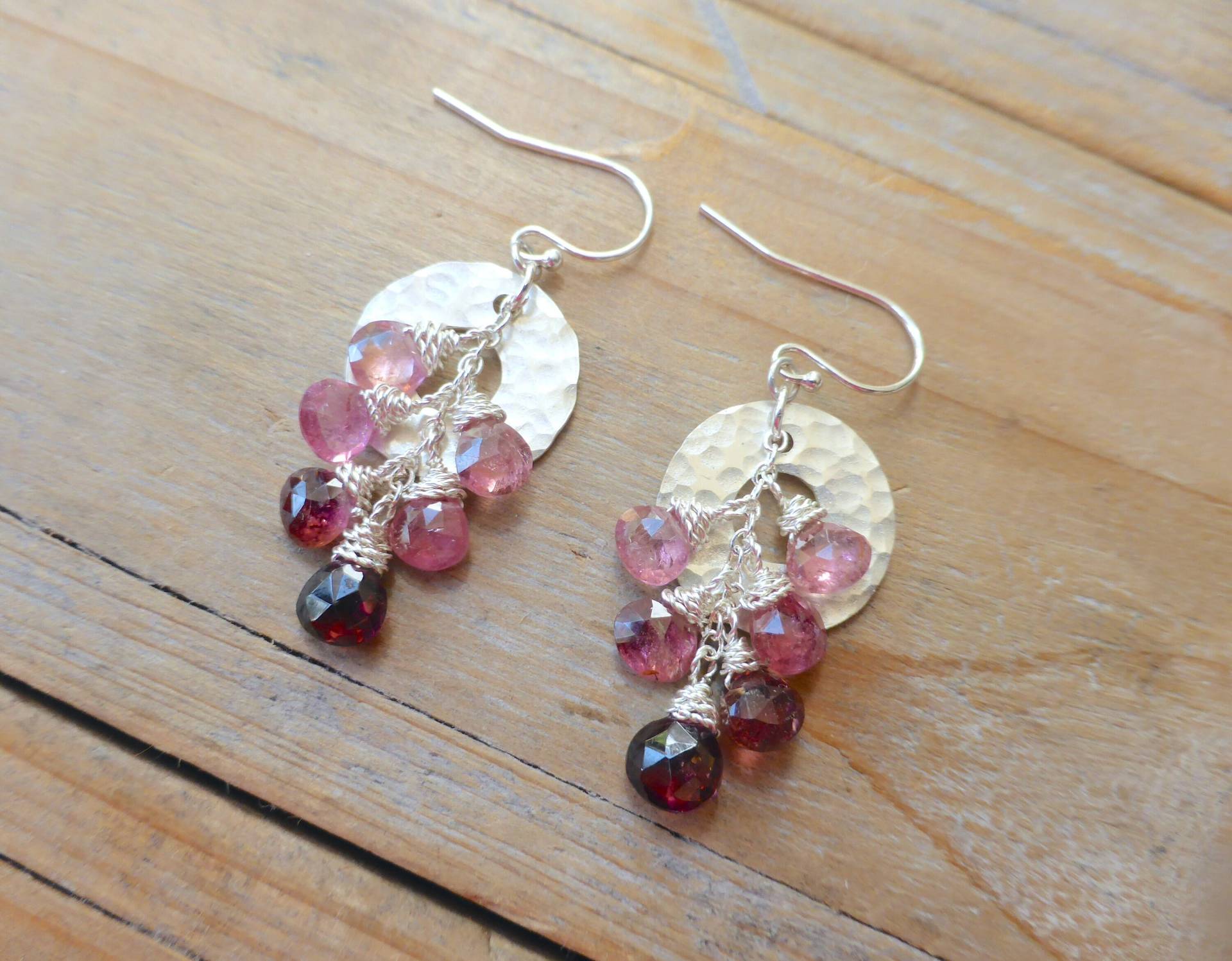 Pink Turmalin Fransen An Gehämmerten Silber Disc Ohrringe Pink Turmalin Fransen An Gehämmerten Silber Disc Ohrringe von PrincessgearJewelry