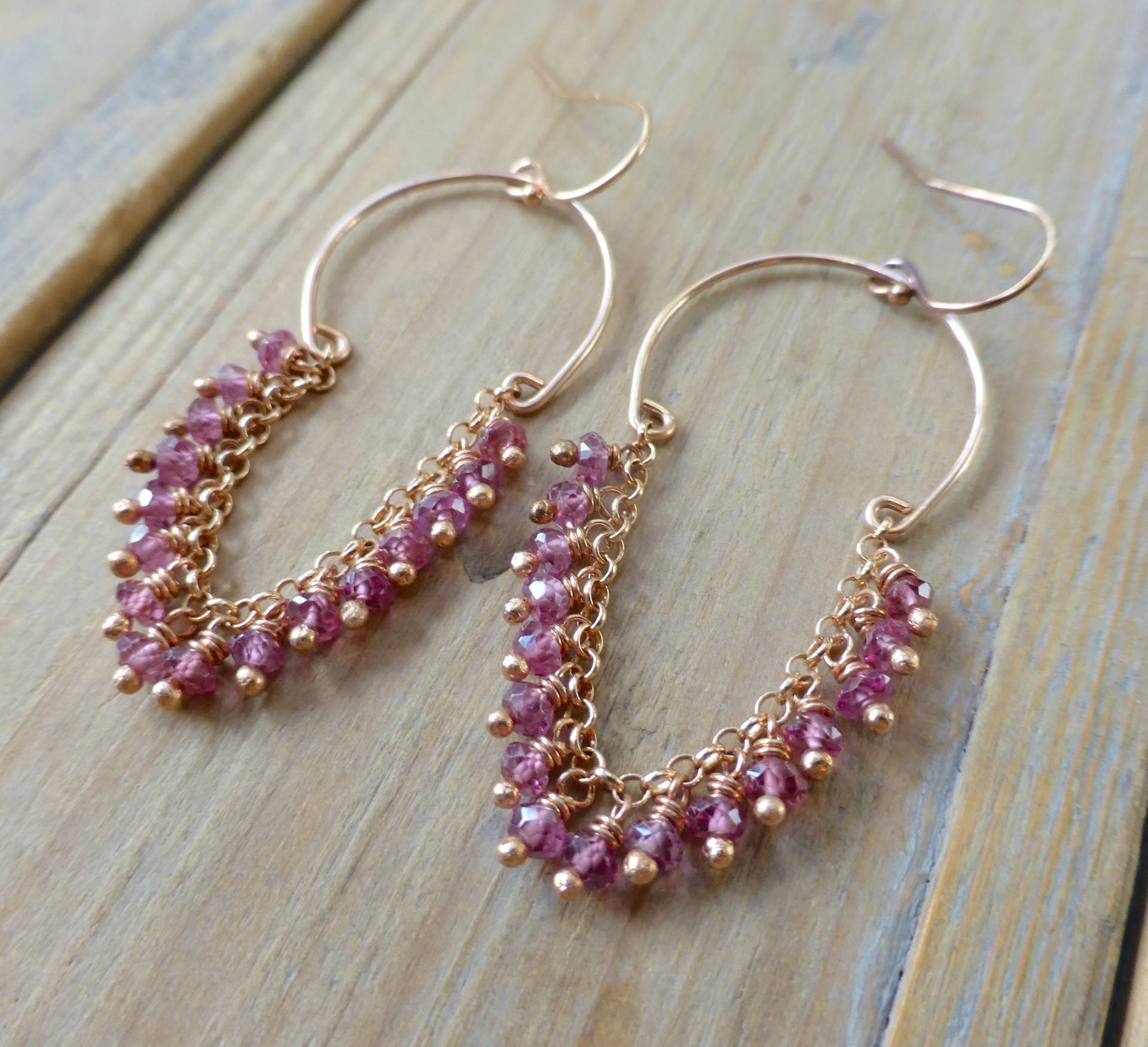 Rosa Rhodolite Granat Edelstein Bogen Fransen Ohrringe Rosa Rhodolite Granat Edelstein Bogen Fransen Ohrringe von PrincessgearJewelry