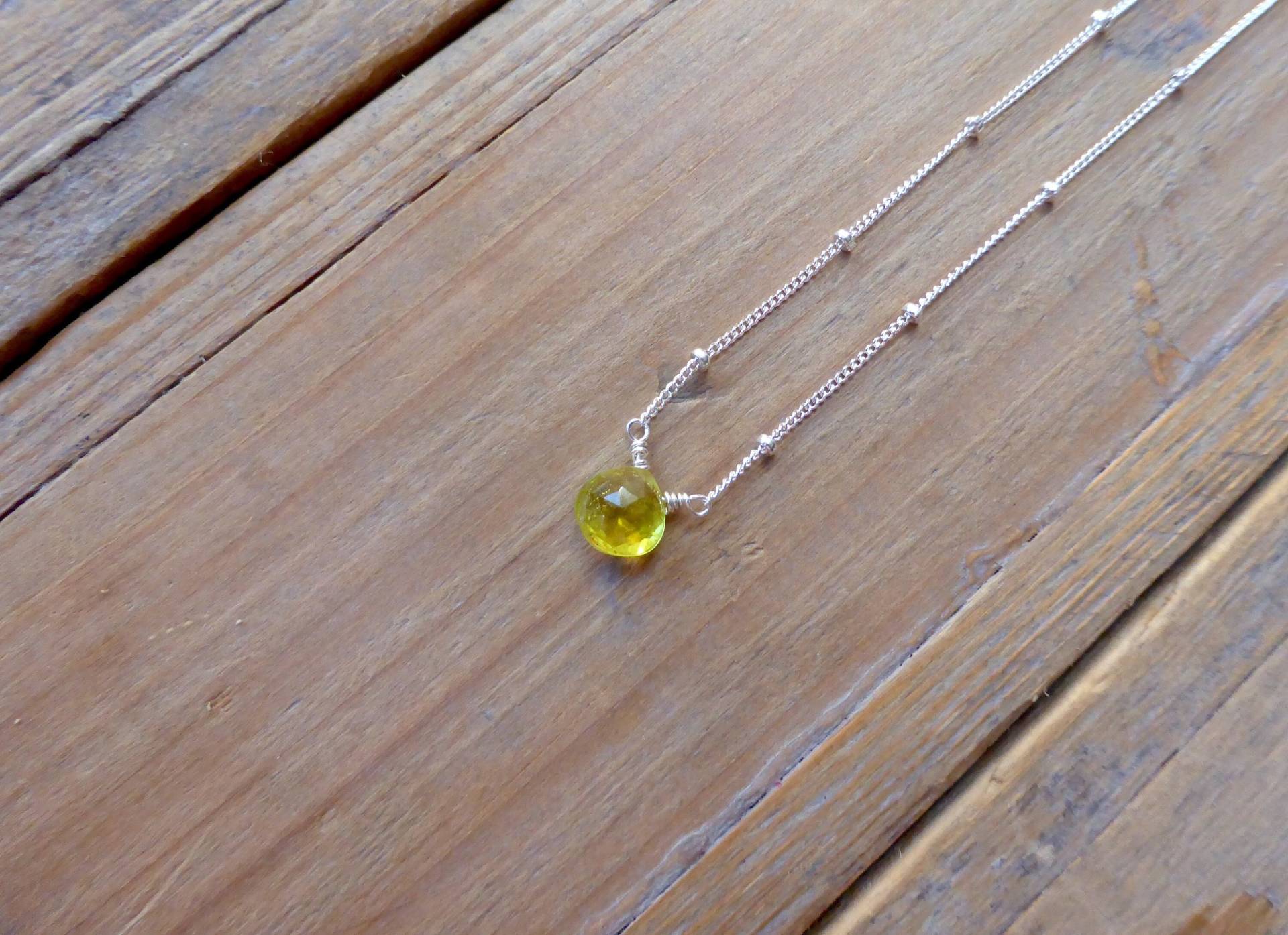 Solitaere - Seltener Heller Zitronengelber Turmalin-Edelstein Und Silberne Satelliten-Kettenhalskette Solitaere - Seltener Heller Zitronengelber Turmalin-Edelstein Und Silberne Satelliten-Kettenhalskette von PrincessgearJewelry