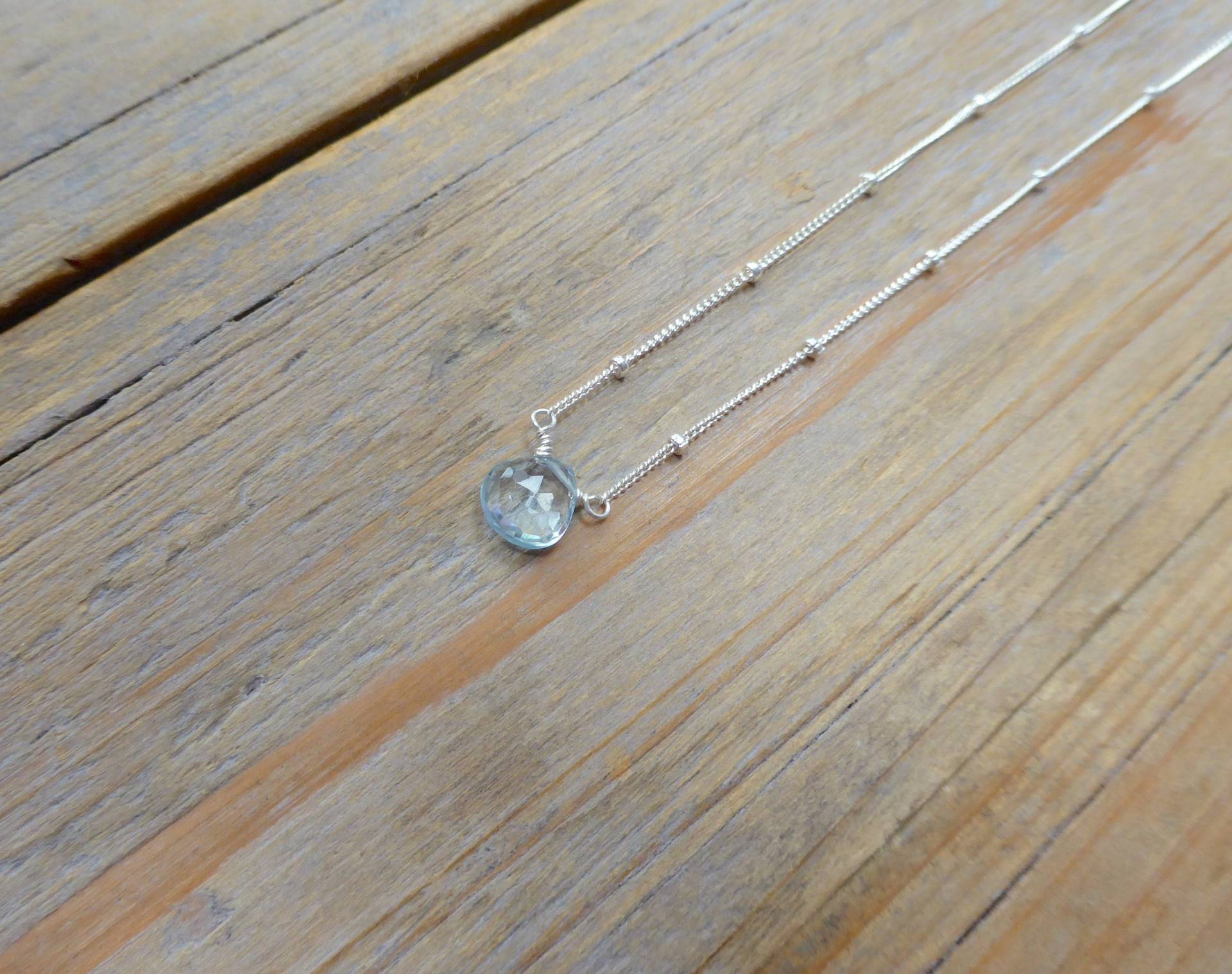 Solitaires - Hell Eisblauer Topas Edelstein Und Silber Halskette Mit Satelliten Kette Solitaires - Hell Eisblauer Topas Edelstein Und Silber Halskette Mit Satelliten Kette von PrincessgearJewelry