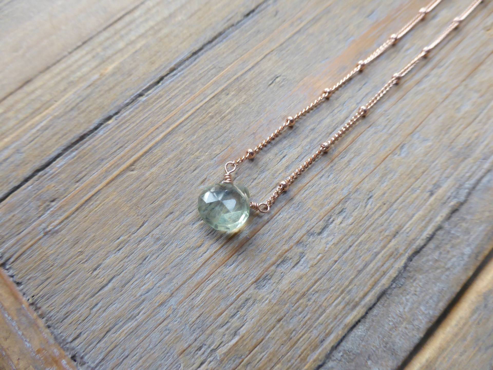Super Solitaires - Grüner Amethyst Edelstein Und Roségold Satelliten Halskette Super Solitaires - Grüner Amethyst Edelstein Und Roségold Satelliten Halskette von PrincessgearJewelry