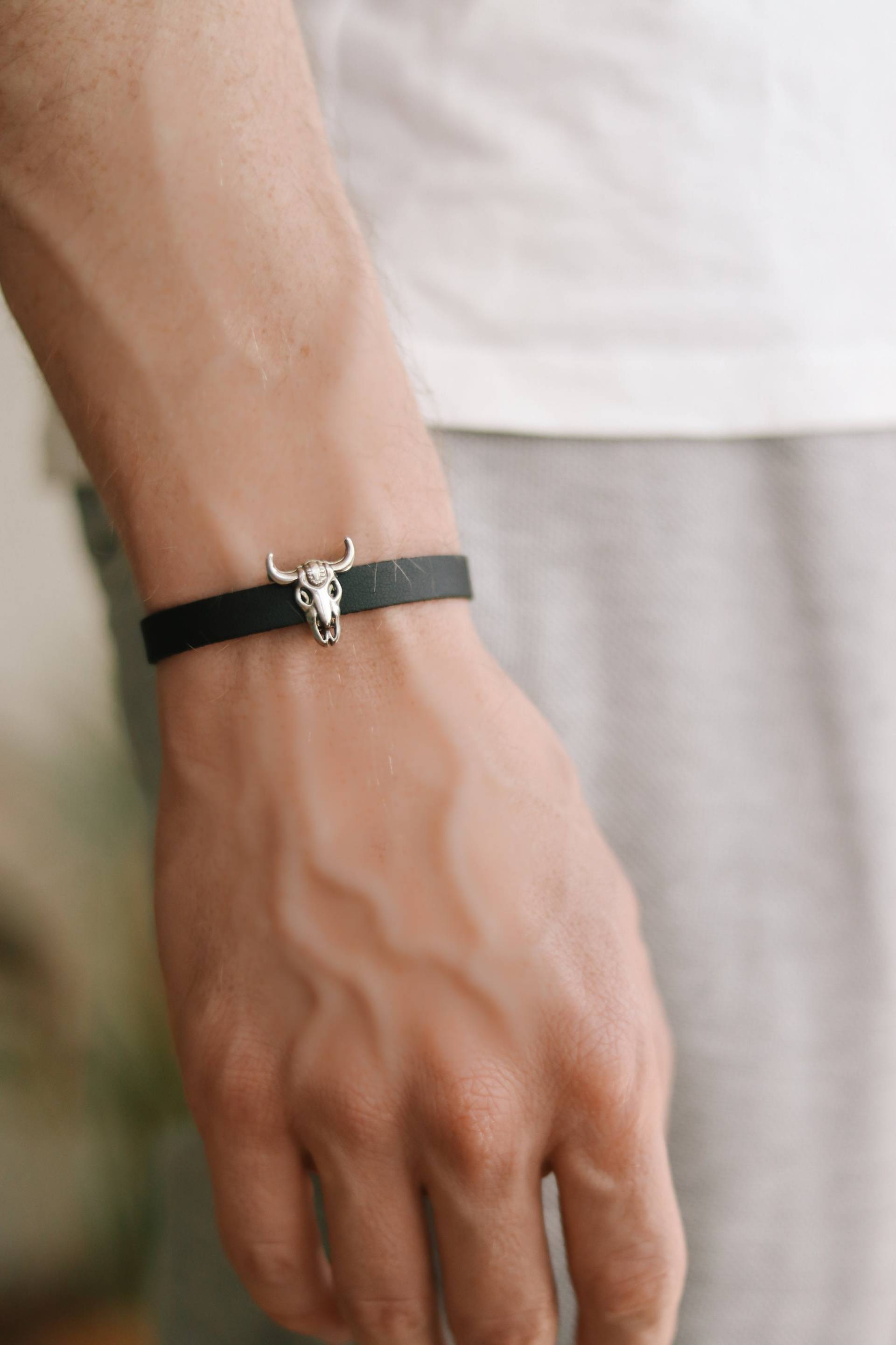 Armband Für Männer Mit Einem Schwarzen Kunstleder Manschettenriemen, Stierschädel Silber Perle, Herrenarmband, Geschenk Ihn, Benutzerdefinierte Größe von Principles