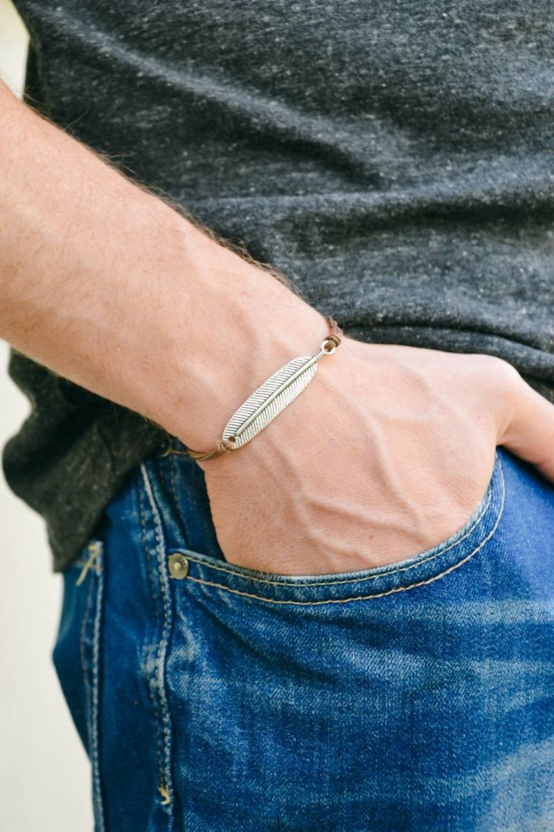 Feder Armband, Armband Für Männer, Silberner Charme, Braune Kordeln, Geschenk Ihn, Vogel Verschluss, Schmuck Männer Feder Armband, Armband Für Männer, Silberner Charme, Braune Kordeln, Geschenk Ihn, Vogel Verschluss, Schmuck Männer von Principles