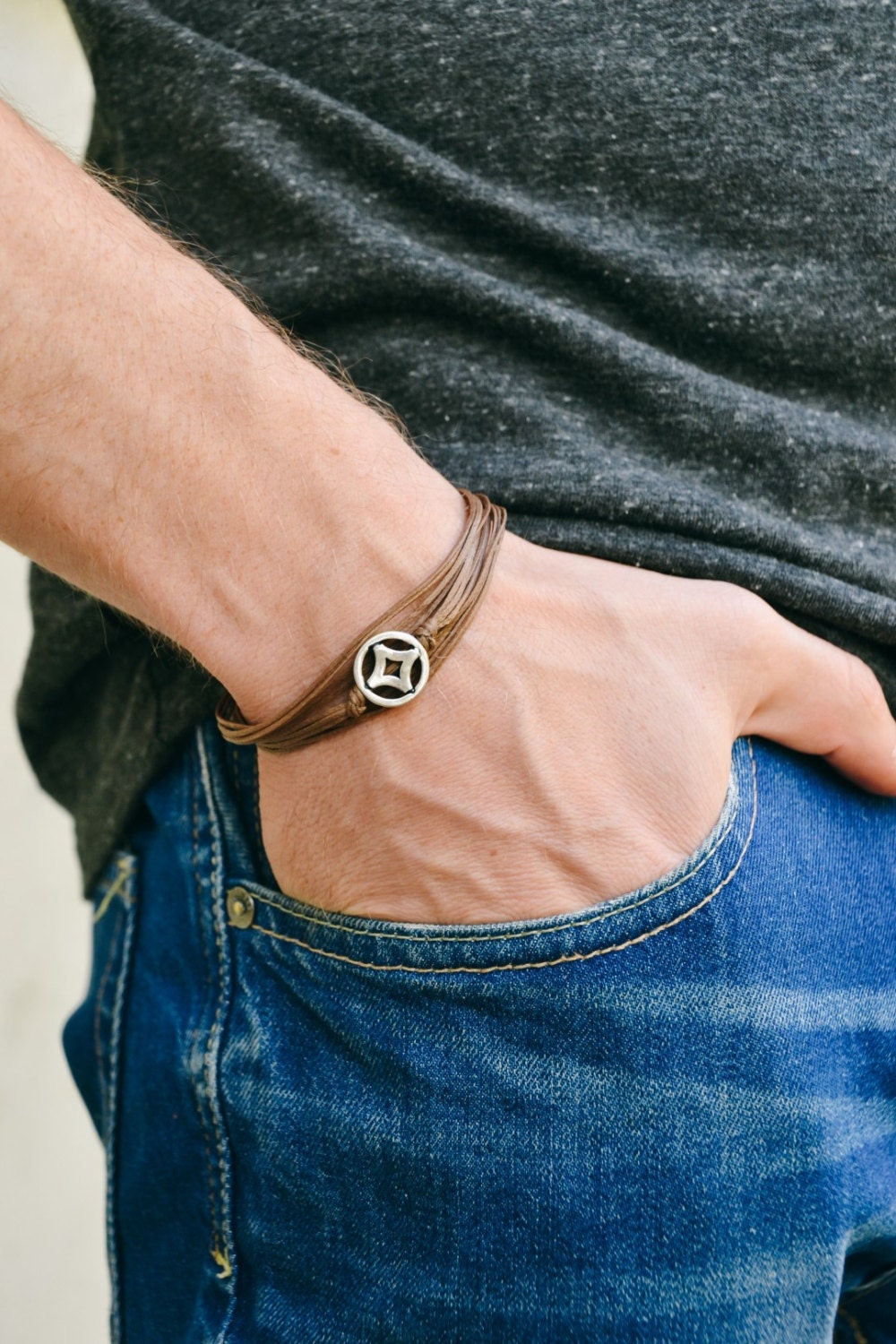 Gewickeltes Armband Für Männer, Herrenarmband, Silberner Kreisperlenanhänger, Braune Schnur, Individuelles Geschenk Ihn, Freundschaftsarmband Gewickeltes Armband Für Männer, Herrenarmband, Silberner Kreisperlenanhänger, Braune Schnur, Individuelles Geschenk Ihn, Freundschaftsarmband von Principles