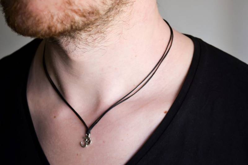 Männer Om Kette Silber Anhänger, Schwarze Kordel, Yoga Schmuck Geschenk von Principles