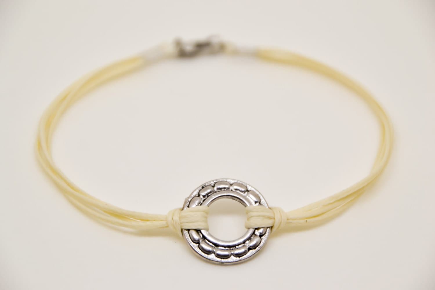 Karma & Luck Herren Armband Silber Ton Kreis Charm Freund Geschenk Ihn Beigefarbener String Spirituelle Yoga Schmuck Karma & Luck Herren Armband Silber Ton Kreis Charm Freund Geschenk Ihn Beigefarbener String Spirituelle Yoga Schmuck von Principles