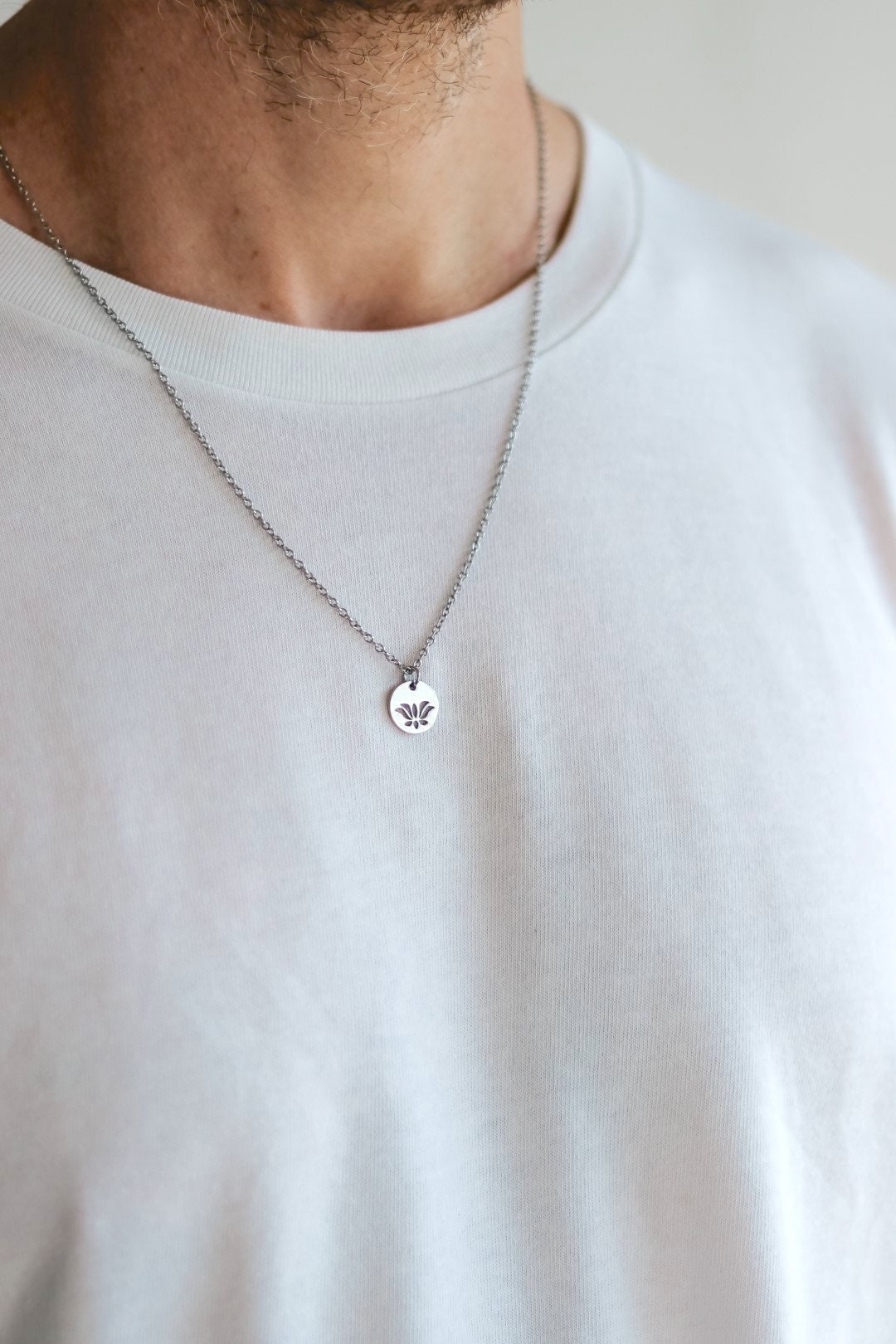 Lotus Halskette Für Männer, Groomsmen Geschenk, Männer Mit Einem Silbernen Anhänger, Silberkette, Geschenk Ihn, Yoga Halskette, Spirituell von Principles