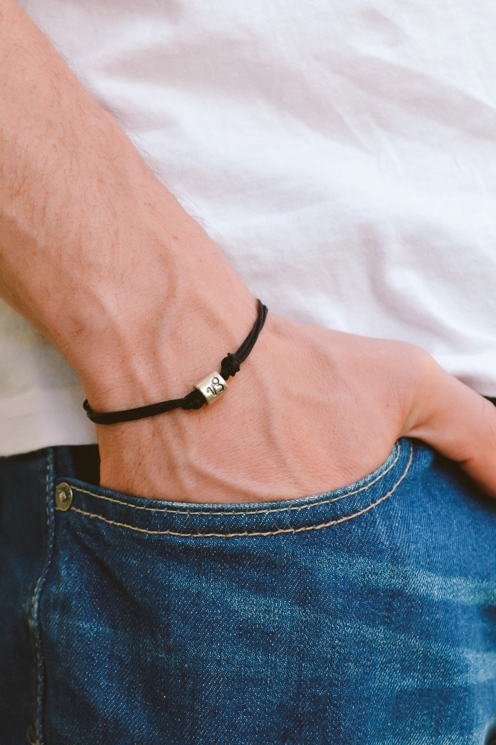 Sternzeichen Armband, Steinbock Herren Armband Mit Silbernem Zeichen Charm, Schwarze Kordeln, Astrologie Horoskop, Für Männer von Principles