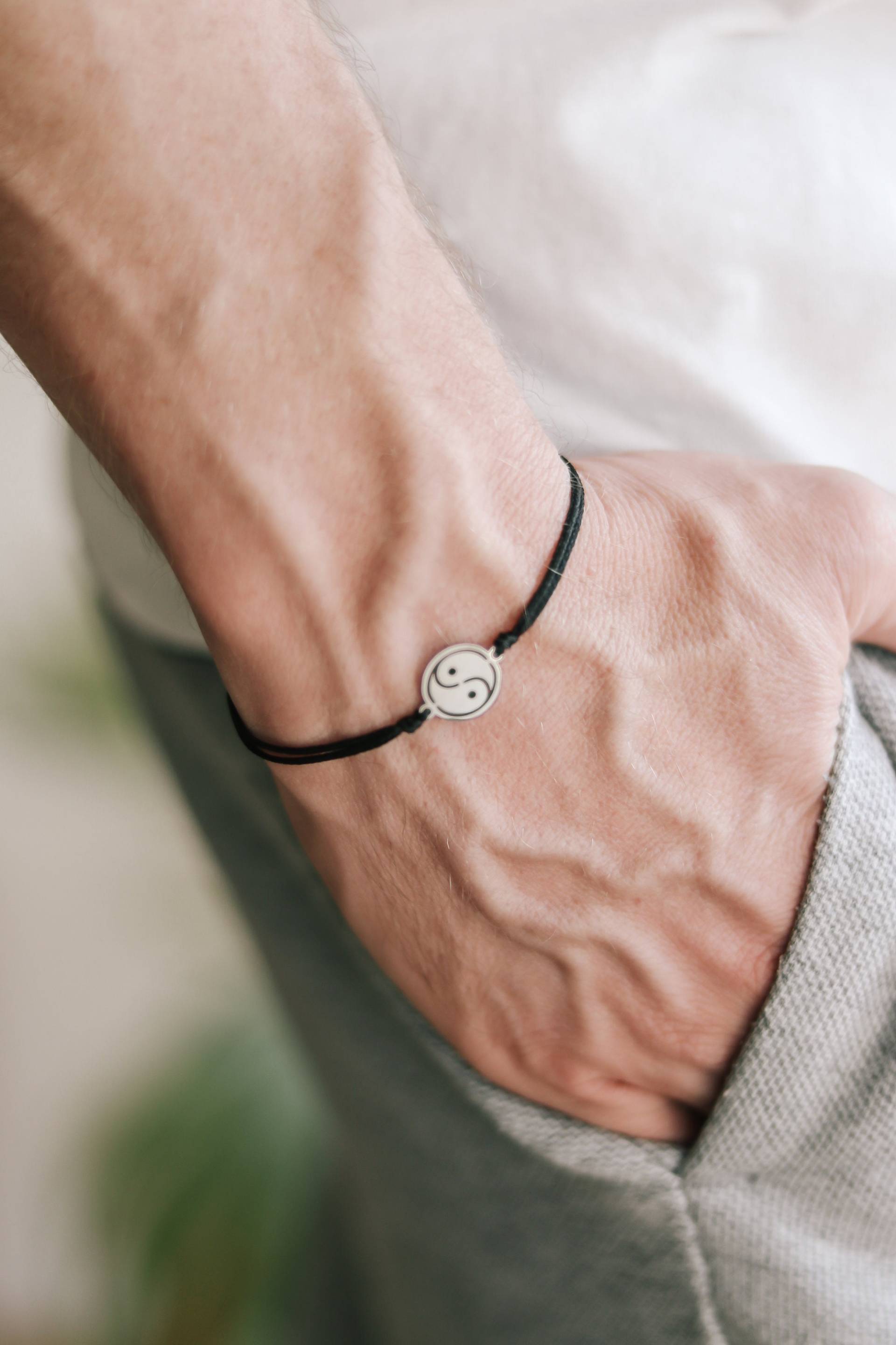 Yin Yang Armband Für Männer, Herrenarmband Silberton Charm, Yoga Armband, Wasserfest, Schwarze Kordel, Geschenk Ihn, Spirituell, Zen von Principles