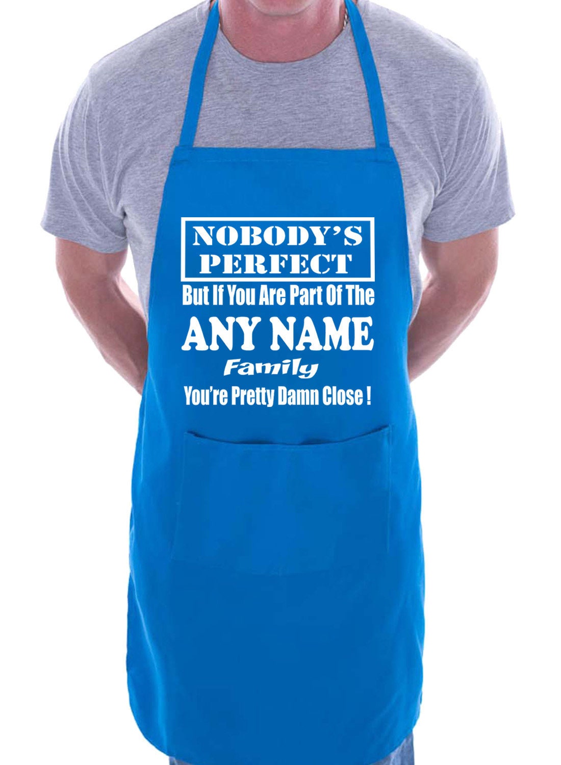 Print4U Personalisierte Individuell Bedruckte Grillschürze Niemand Perfekt Aber Wenn Ihr Teil Eines Namens Familie Vatertagsgeschenk Vorhanden Print4U Personalisierte Individuell Bedruckte Grillschürze Niemand Perfekt Aber Wenn Ihr Teil Eines Namens Familie Vatertagsgeschenk Vorhanden von Print4ustore