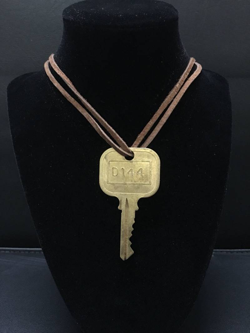 Vintage Hotelzimmer Schlüssel Halskette Mit Braunem Leder Wildleder Band 13 "Boho Chic Accessoires" von PrintAndCraftCo