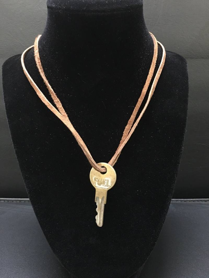 Vintage Tank Schlüssel Halskette Braun Leder Wildleder Schnur 10" von PrintAndCraftCo