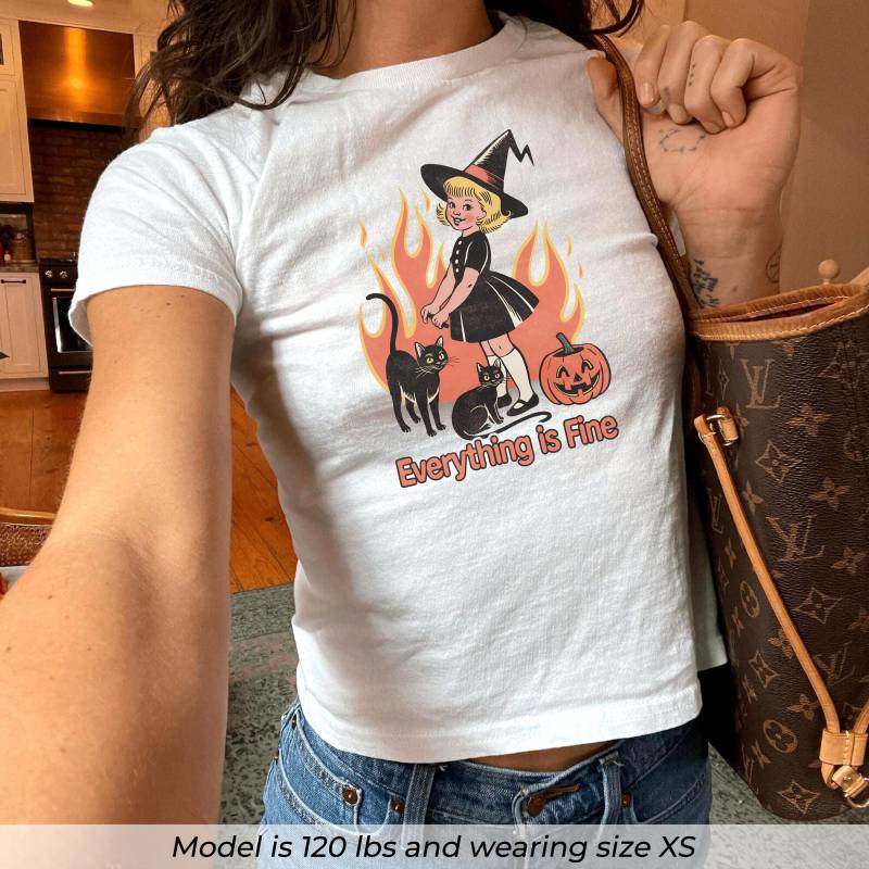 Alles Ist in Ordnung Baby T-Shirt, Lustige Hexe Halloween Shirt Damen, Retro Gruselige Crop Top, Schwarze Katze Kürbis Y2K Ästhetik Herbst Top von PrintBoutique4U
