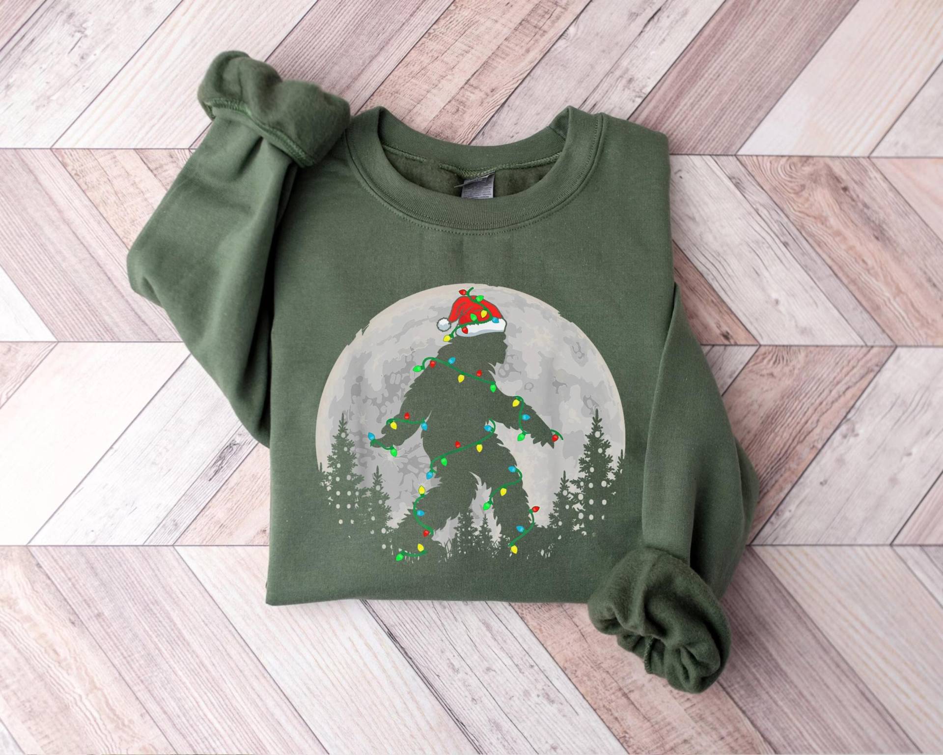 Big Foot Santa Weihnachtslichter Shirt, Bigüße Weihnachtsmann Weihnachten, Bigfüße Fröhliches T-Shirt, Sasquatch Liebhaber von PrintBoutique4U