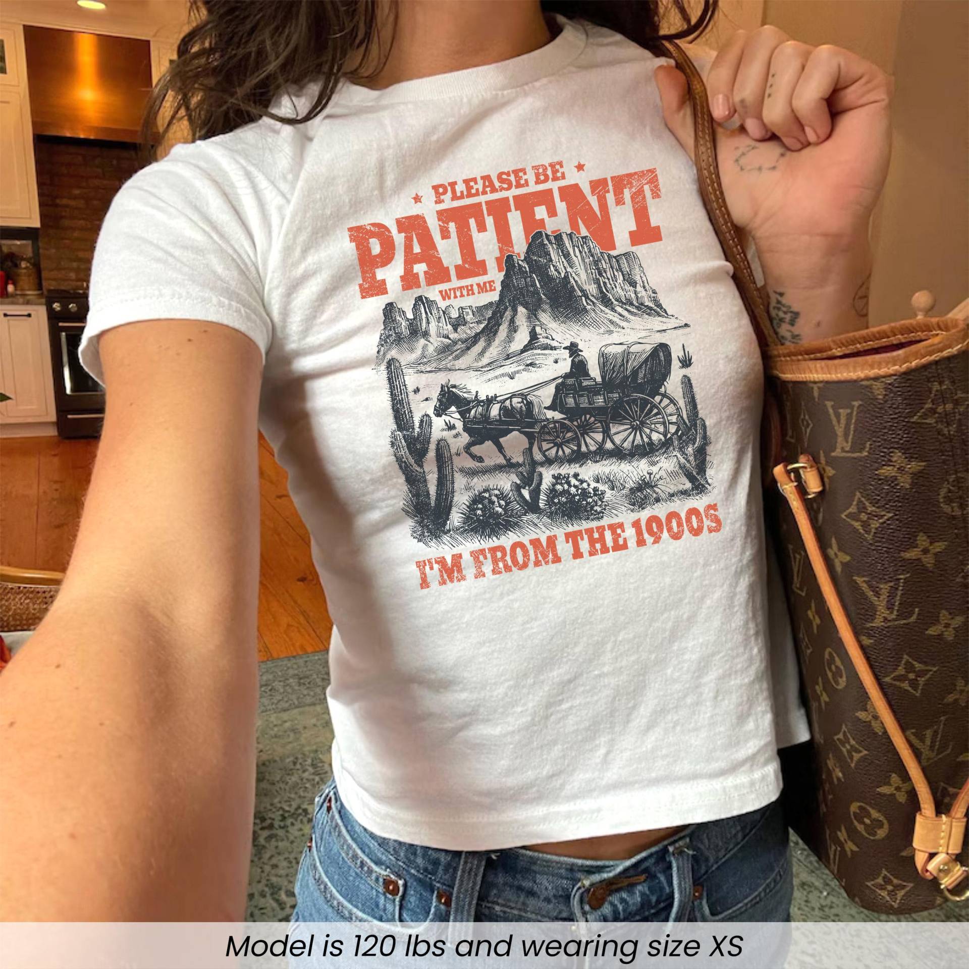 Bitte Seien Sie Geduldig Mit Mir, Ich Bin Aus Den 1900Er Jahren Baby-T-Shirt, Lustiger Westlicher Y2K-Crop-Top-stil, Retro 90Er Jahre 2000Er von PrintBoutique4U