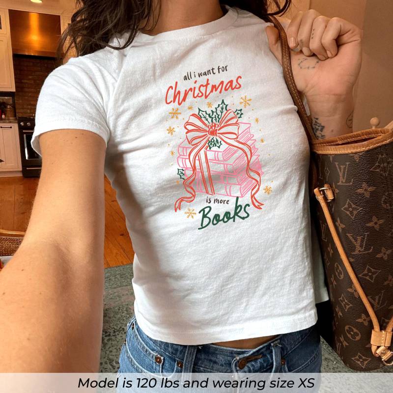 Bücher Weihnachten Baby T-Shirt, Frauen Vibes Outfit, Y2K Cropped Top Süßes Weihnachtsgeschenk Für Sie von PrintBoutique4U