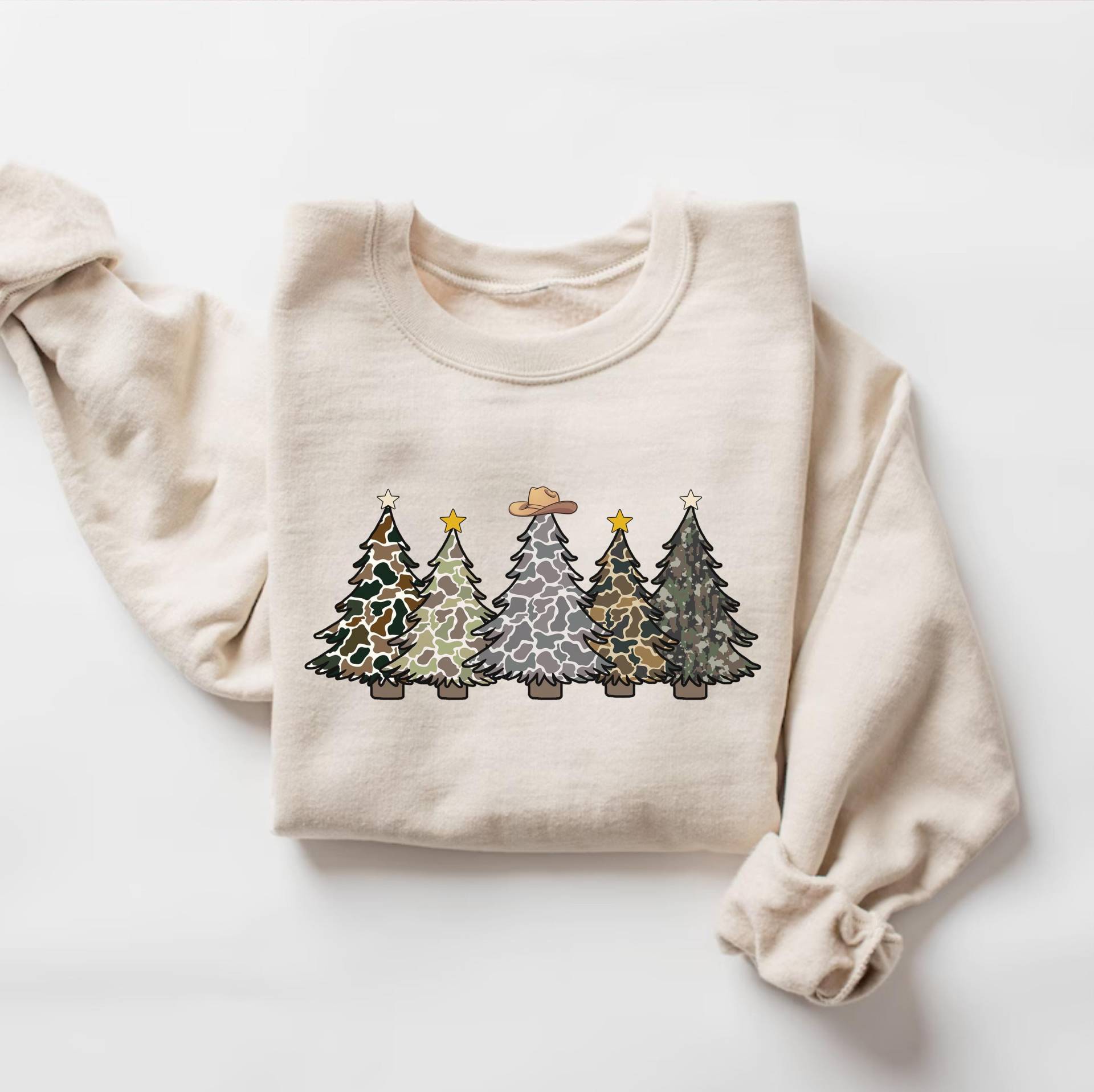 Camo Weihnachtsbaum Sweatshirt, Lustiges Jäger-Weihnachtshemd, Rustikaler Landurlaub Hoodie, Im Freien Weihnachtsgeschenk, Weihnachtsbaum-Hemd von PrintBoutique4U