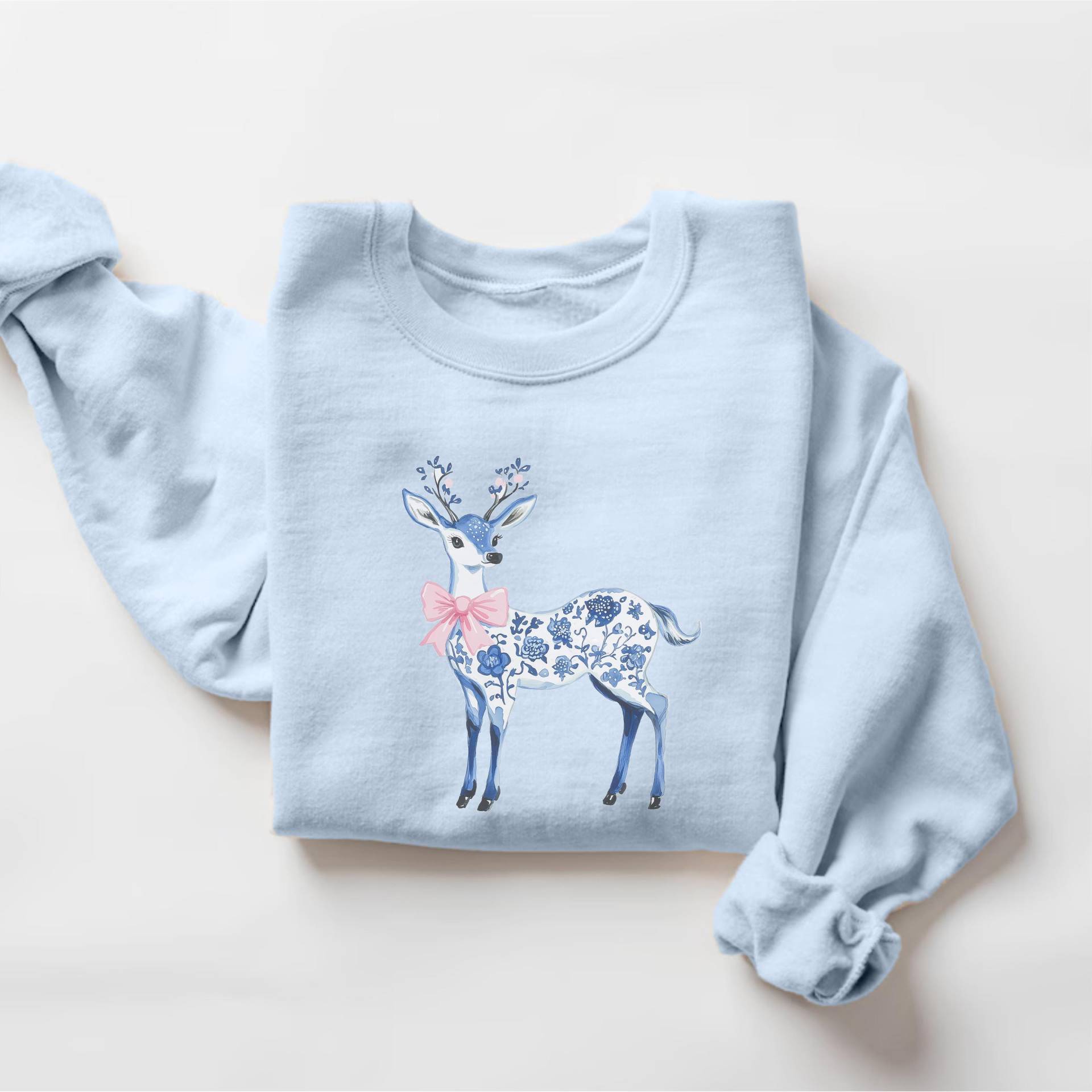 Chinoiserie Weihnachtshirsch-Hemd, Blaues Und Weißes Rentier-T-Shirt, Rosa Schleifen-Urlaubs-Sweatshirt, Kokette Chinoiserie-Weihnachtsgeschenk Chinoiserie Weihnachtshirsch-Hemd, Blaues Und Weißes Rentier-T-Shirt, Rosa Schleifen-Urlaubs-Sweatshirt, Kokette Chinoiserie-Weihnachtsgeschenk von PrintBoutique4U