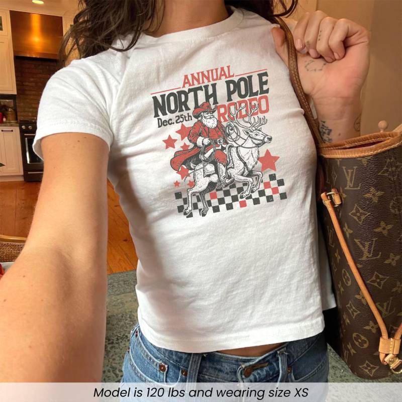 Cowboy Weihnachtsmann Baby T-Shirt, Retro Western Weihnachten Frauen Shirt, Wilder Westen Nordpol Rodeo Tshirt, T-Shirt Für Cowgirl von PrintBoutique4U