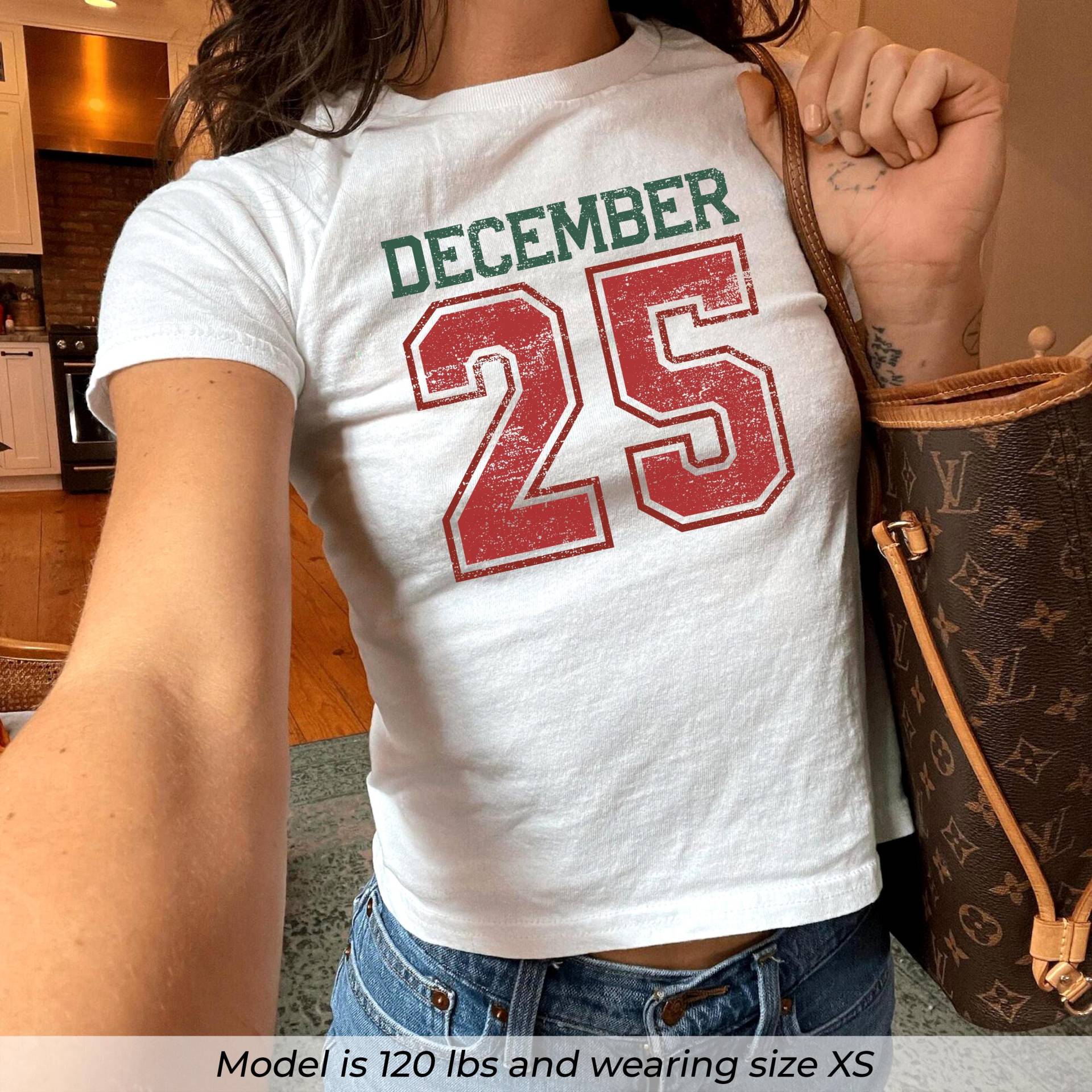 Dezember 25 Baby T-Shirt, Retro Weihnachtshemd, Festliches Urlaubstop, Damen Weihnachtsoutfit, Y2K Cropped Top Niedliches Weihnachtsgeschenk Für Sie von PrintBoutique4U