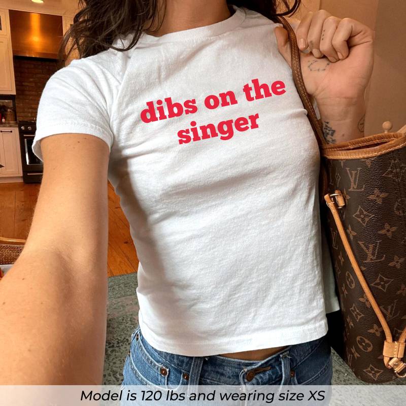 Dibs On The Singer Baby T-Shirt, Lustiges Musik Shirt, Y2K Grafik Retro 90Er Jahre Crop Top, Konzert Festival Süßes Band Fan Geschenk von PrintBoutique4U
