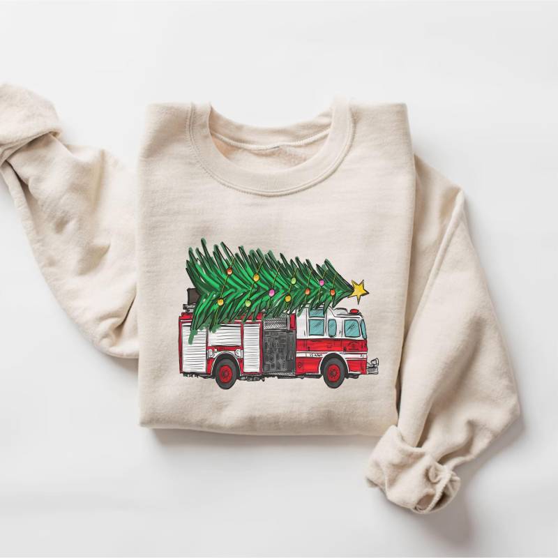 Feuerwehrmann Weihnachten Crewneck, Sweatshirt, Weihnachtsbaum Auf Feuerwehrauto Winter Pullover, Geschenk Für Held von PrintBoutique4U