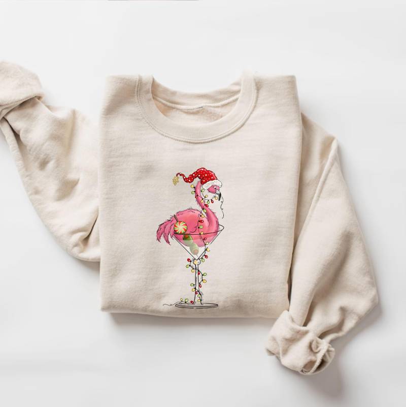 Flamingo Weihnachten Sweatshirt, Cocktail-Weihnachtshemd, Flamingo-Liebhaber-Hoodie, Weihnachtstrinkgeschenk, Flamingo-Weihnachten von PrintBoutique4U