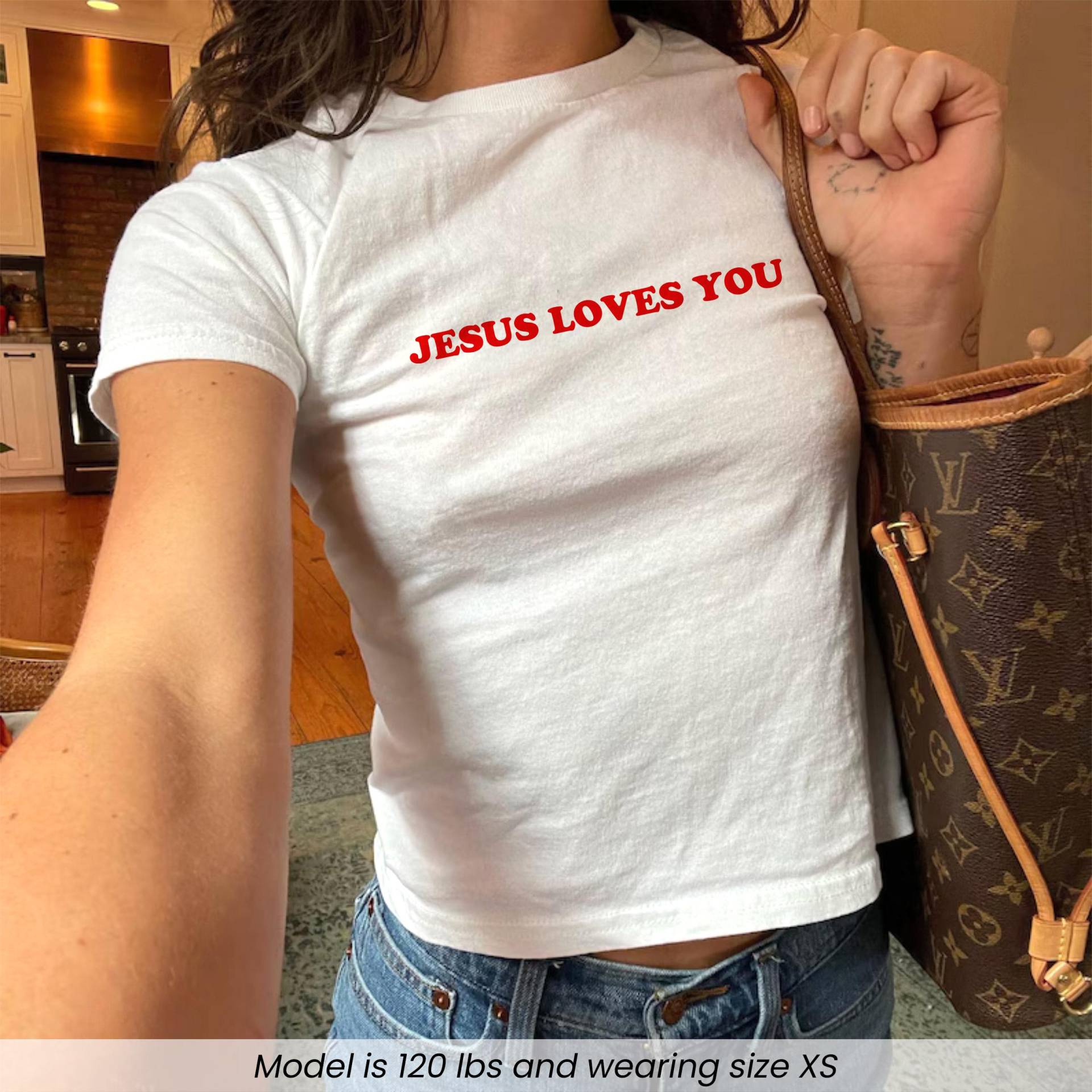 Jesus Liebt Dich Baby T-Shirt, Christian Kindness Y2K Damen Shirt, Positives Religiöses Retro 90Er Jahre 2000Er Glaube Geschenk Für Sie von PrintBoutique4U