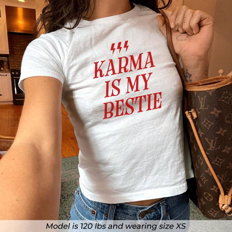 Karma Ist Mein Bestie Baby T-Shirt, Y2K Grafik Crop Top, Edgy Rotes Shirt, Freches Trendy Meme Shirt Für Sie, T-Shirt Frauen von PrintBoutique4U