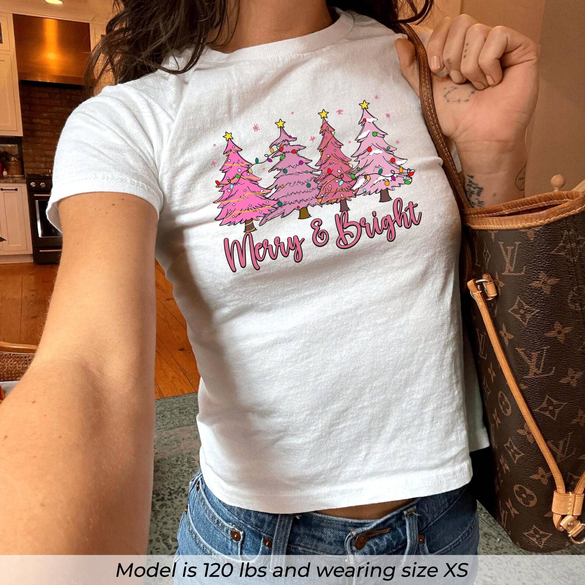 Merry & Bright Baby T-Shirt, Rosa Weihnachtsbaum Shirt, Frauen Weihnachtsstimmung Outfit, Y2K Cropped Top Süßes Weihnachtsgeschenk Für Sie von PrintBoutique4U