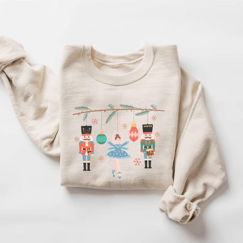 Nussknacker Weihnachten Sweatshirt, Ballett-Liebhaber-Shirt, Niedlicher Weihnachtshoodie, Tänzer Weihnachtsgeschenk, Ballett-Pullover, Zuckerfee Nussknacker Weihnachten Sweatshirt, Ballett-Liebhaber-Shirt, Niedlicher Weihnachtshoodie, Tänzer Weihnachtsgeschenk, Ballett-Pullover, Zuckerfee von PrintBoutique4U