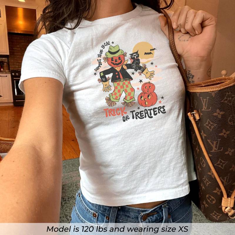 Unterstützen Sie Ihre Lokalen Süßes Oder Saures Baby-T-Shirt Vintage Halloween Vogelscheuche Kürbis Eule Crop Top Süß Herbstästhetik T-Shirt von PrintBoutique4U