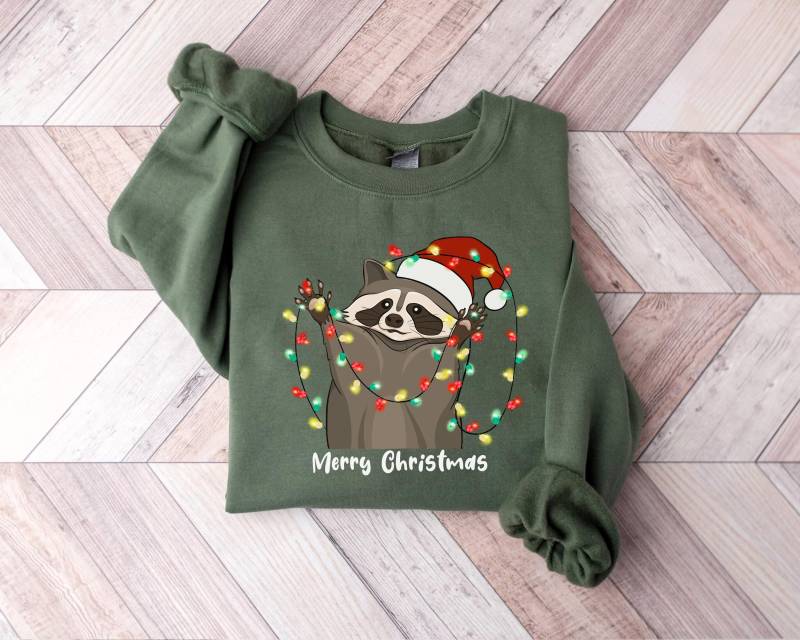 Waschbär Weihnachten Sweatshirt, Süßes Urlaub Tier Shirt, Hoodie Für Naturliebhaber, Frohe Weihnacht Geschenk, Weihnachten, Grafik T-Shirt Waschbär Weihnachten Sweatshirt, Süßes Urlaub Tier Shirt, Hoodie Für Naturliebhaber, Frohe Weihnacht Geschenk, Weihnachten, Grafik T-Shirt von PrintBoutique4U
