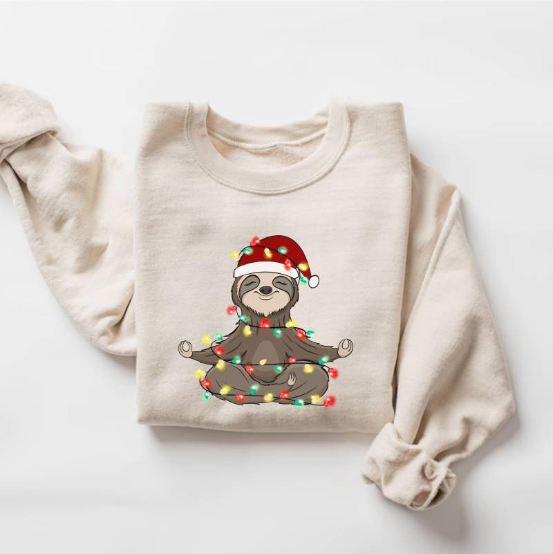 Yoga Faultier Weihnachten Sweatshirt, Lustiges Meditierendes Shirt, Urlaub Hoodie, Süßes Weihnachtsgeschenk, Weihnachtsshirt von PrintBoutique4U