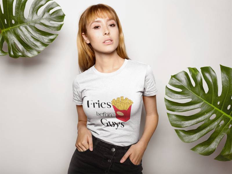 Fries Before Guys Shirt - Damen T-Shirt Für Pommesliebhaber|Innen von PrintBoutiquue