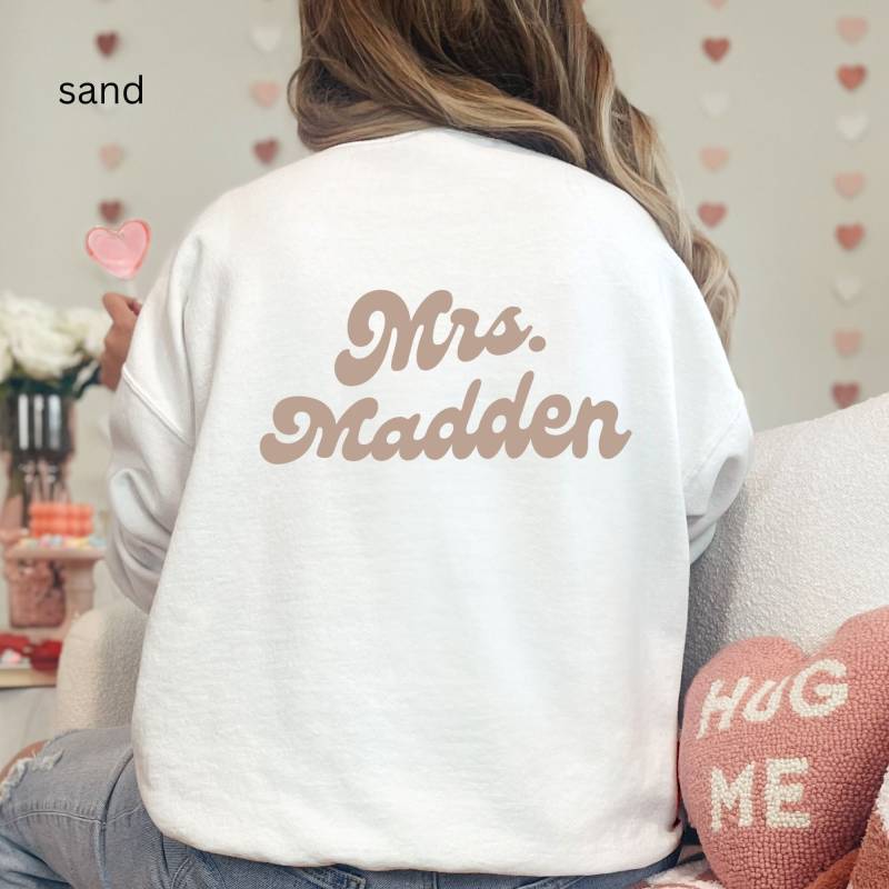 Braut Sweatshirt, Benutzerdefinierte Mrs Personalisierte Pullover, Geschenk Crewneck Brautparty Sweatshirt von PrintHarmonyHub