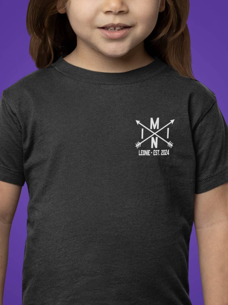 Kinder T-Shirt Für Junge Oder Mädchen | Mini Minimalistisch Personalisiert Mit Name Und Geburtsjahr Geschenk Weihnachten |Geburtstag von PrintLag
