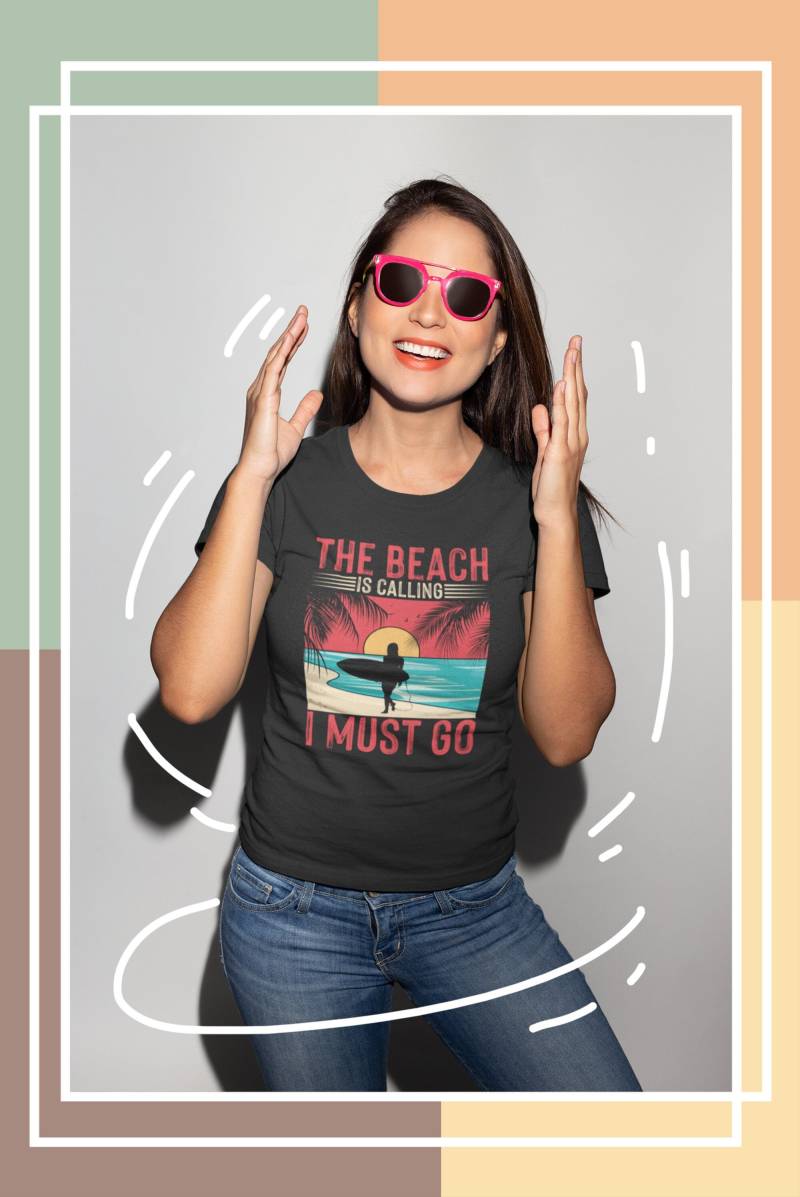 Sommerliches Damen T-Shirt Girls | The Beach Is Calling Perfektes Urlaubsshirt & Geschenkidee Für Frauen von PrintLag
