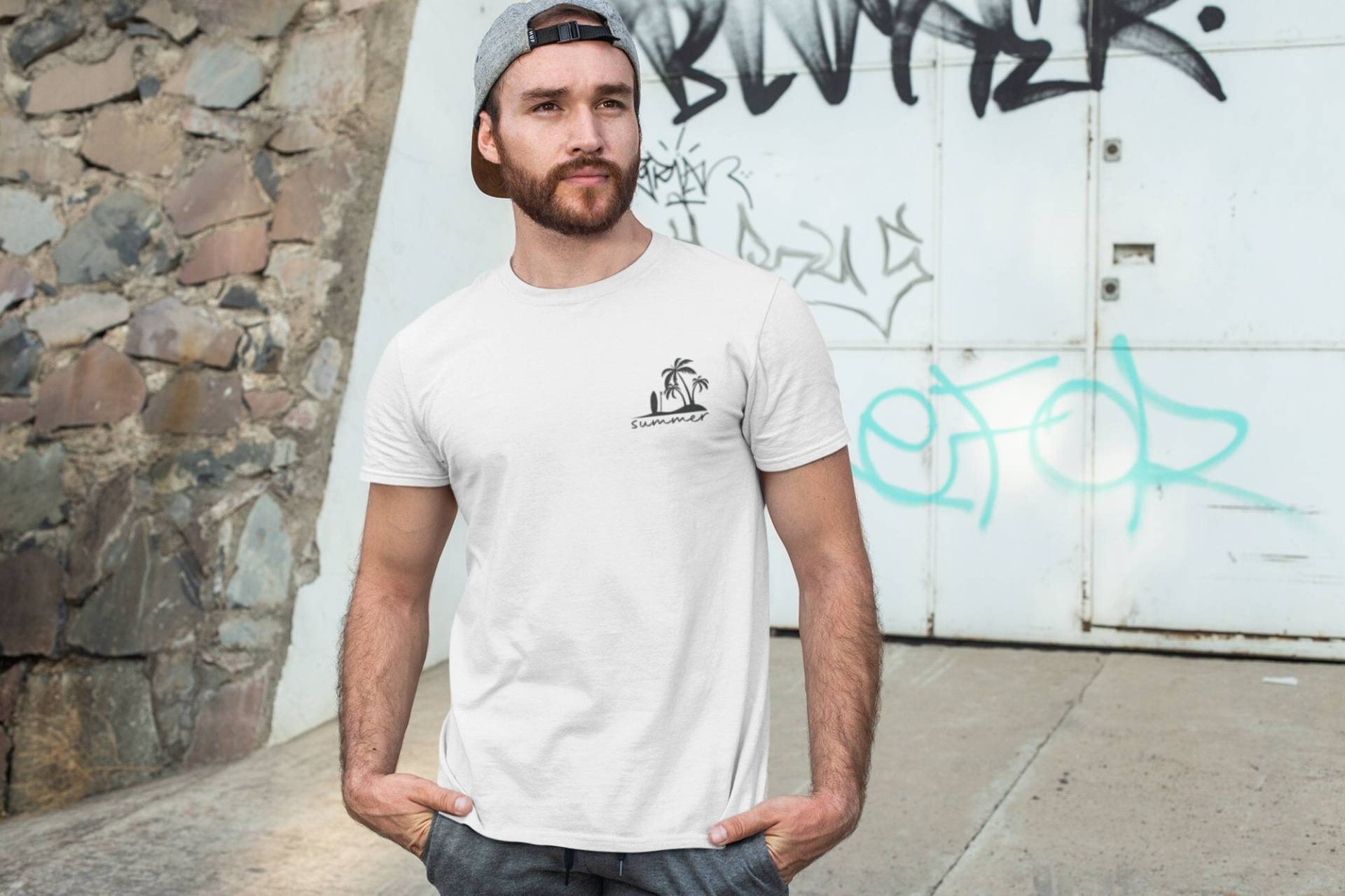 Sommerliches Herren T-Shirt Mit Palmen-Logo | Minimalistisch Und Nachhaltig Perfektes Urlaubsshirt & Geschenkidee Für Männer Sommerliches Herren T-Shirt Mit Palmen-Logo | Minimalistisch Und Nachhaltig Perfektes Urlaubsshirt & Geschenkidee Für Männer von PrintLag