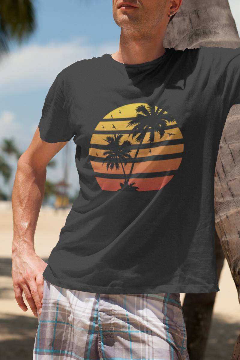 Sommerliches Herren T-Shirt Mit Retro Palmen-Logo | Minimalistisch Und Nachhaltig Perfektes Urlaubsshirt & Geschenkidee Für Männer von PrintLag