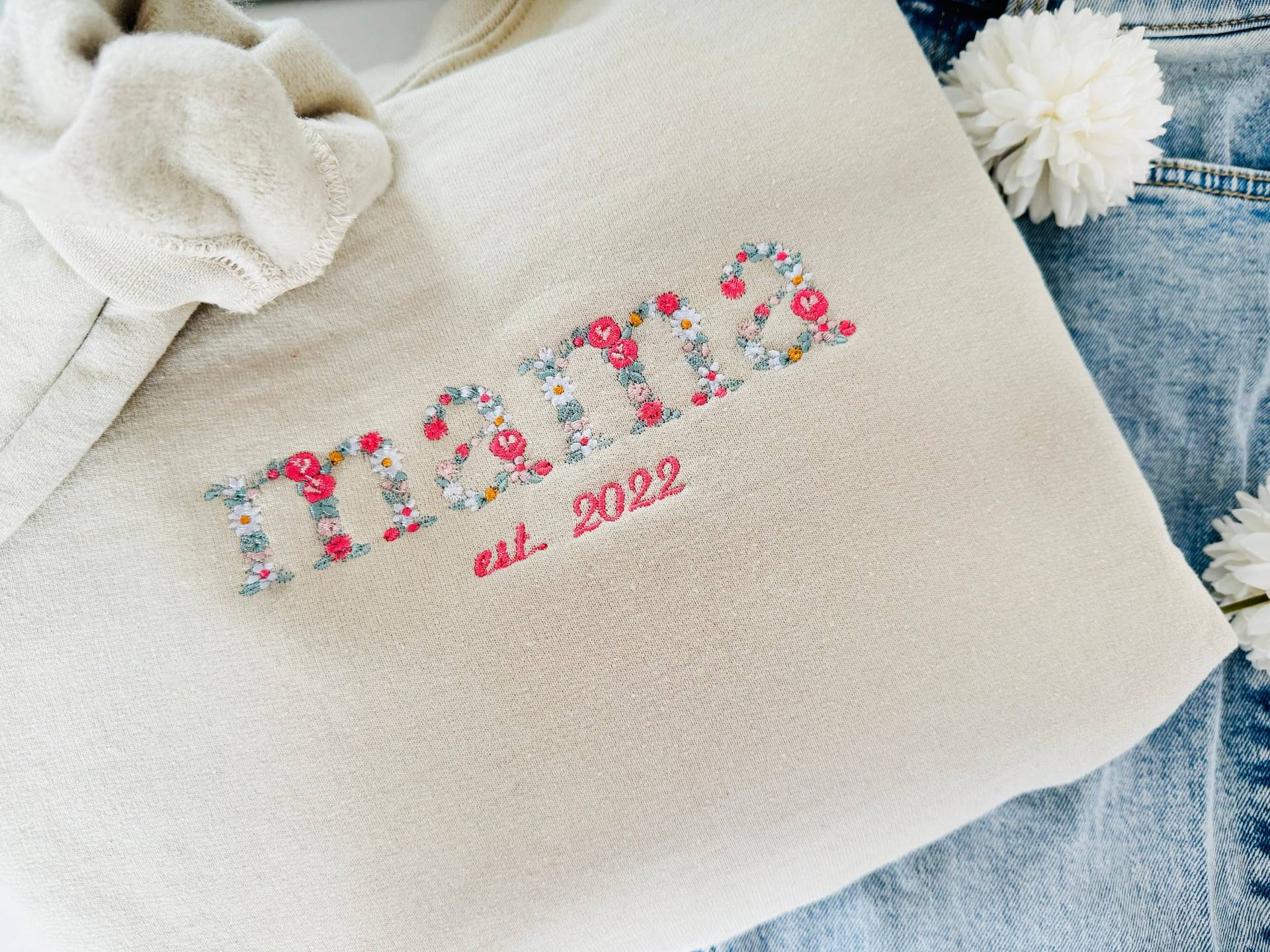 Individuell Besticktes Blumen-Mama-Sweatshirt, Mama-Crewneck, Mama-T-Shirt, Geschenk Für Mama, Muttertagsgeschenk, Personalisiertes Sweatshirt Individuell Besticktes Blumen-Mama-Sweatshirt, Mama-Crewneck, Mama-T-Shirt, Geschenk Für Mama, Muttertagsgeschenk, Personalisiertes Sweatshirt von PrintOfBeauty