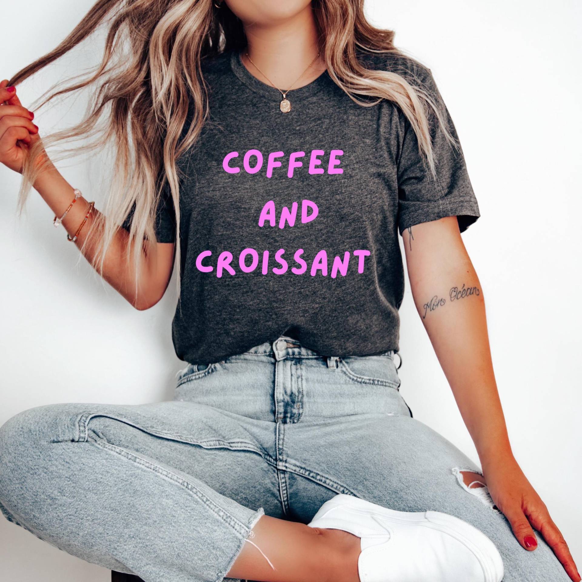 Coffee & Croissant T-Shirt, Statement Shirt, Süßes Retro Lovers Club Lover Food Geschenk, Breakfast von PrintStudiobyNina