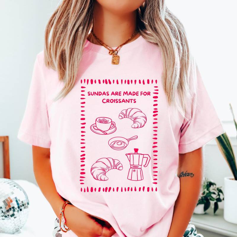 Croissant T-Shirt, Statement Shirt, Süßes Retro Coffee Lovers Club Lover Food Geschenk, Breakfast von PrintStudiobyNina