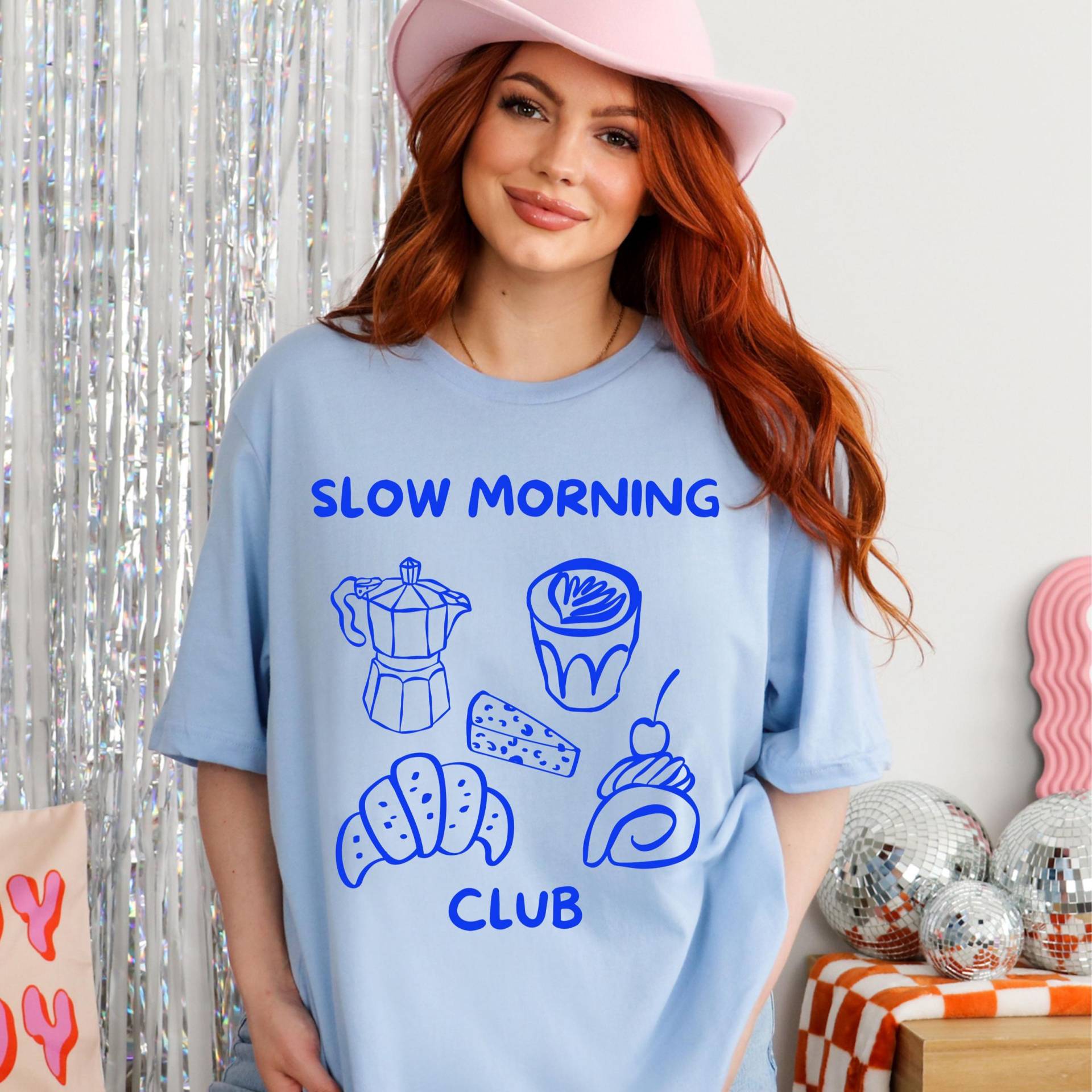 Croissant T-Shirt, Statement Shirt, Süßes Retro Lover Food Geschenk, Breakfast Lover, Slow Morning Club Shirt von PrintStudiobyNina