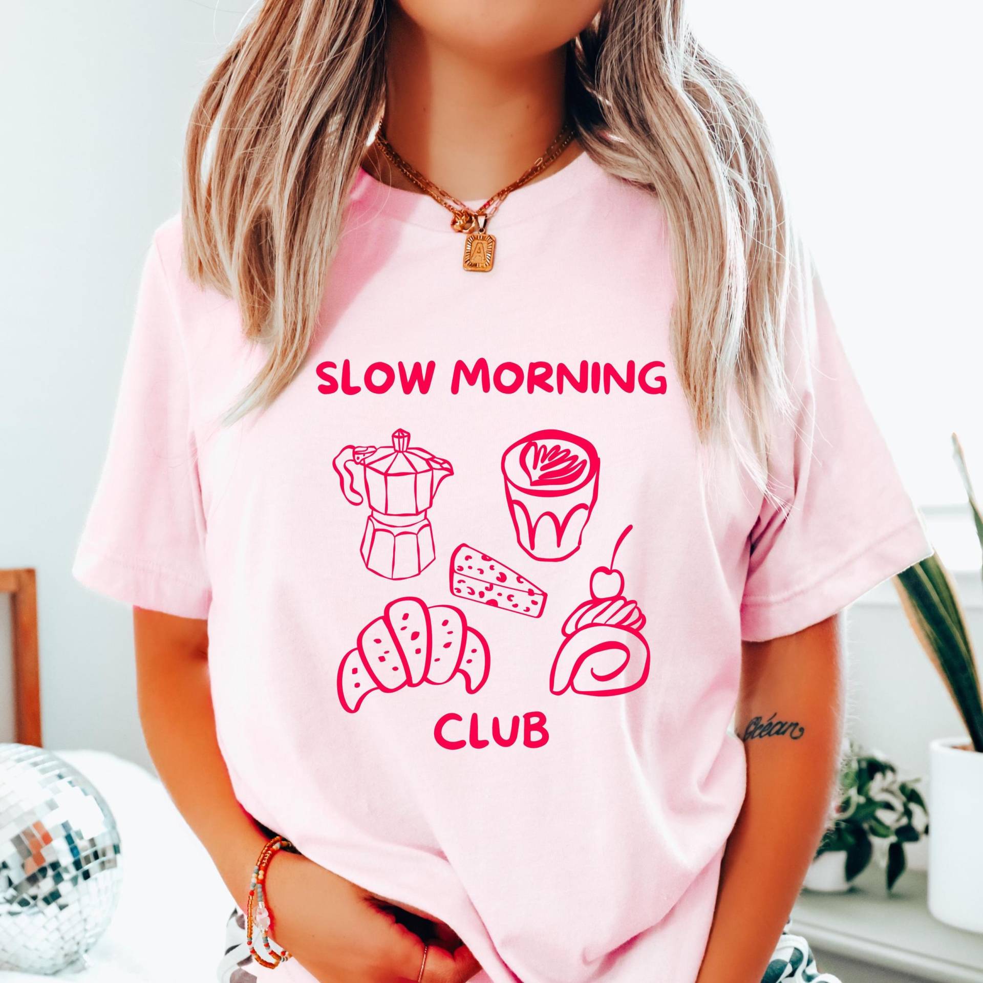 Croissant T-Shirt, Statement Shirt, Süßes Retro Lover Food Geschenk, Breakfast Lover, Slow Morning Club Shirt von PrintStudiobyNina