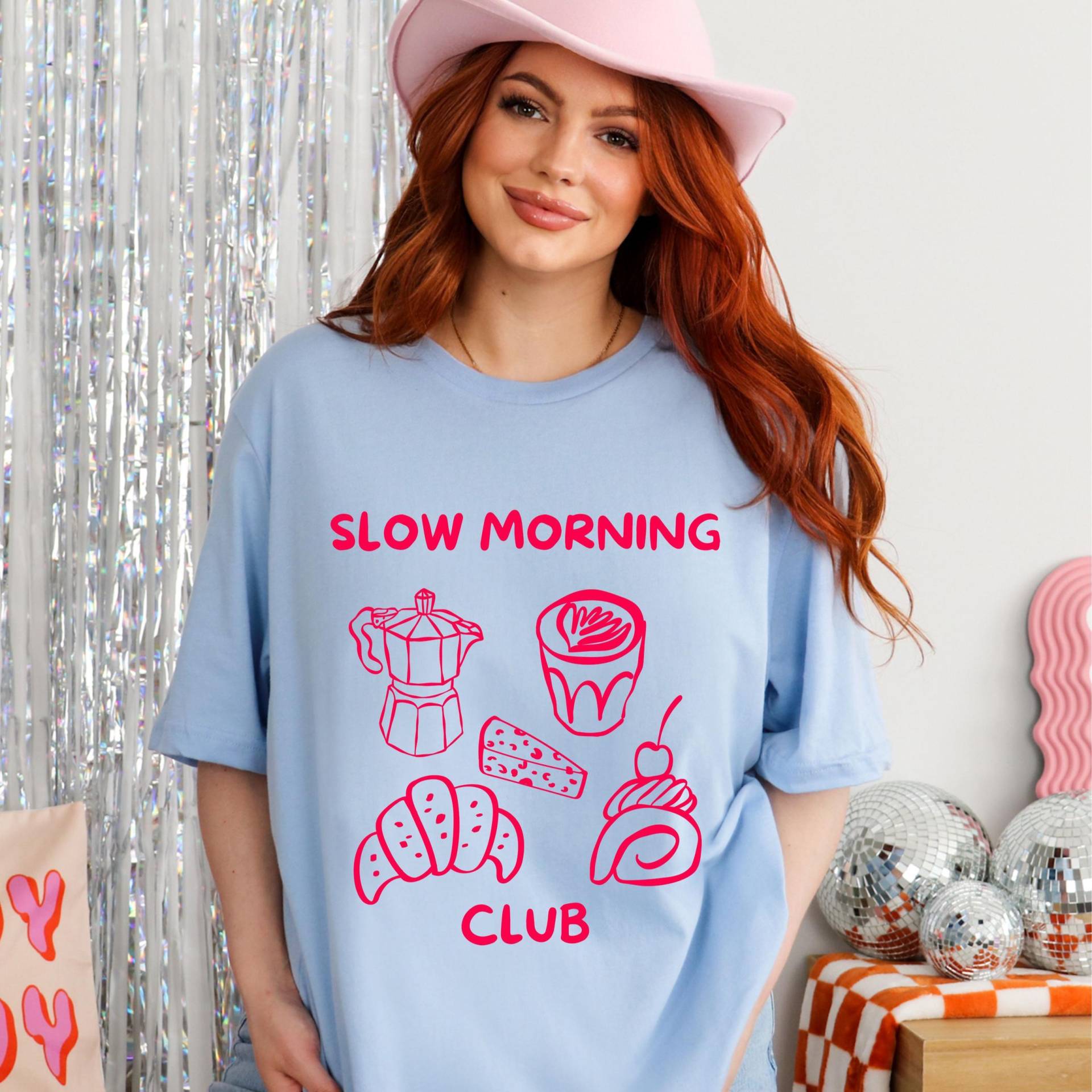 Croissant T-Shirt, Statement Shirt, Süßes Retro Lover Food Geschenk, Breakfast Lover, Slow Morning Club Shirt von PrintStudiobyNina