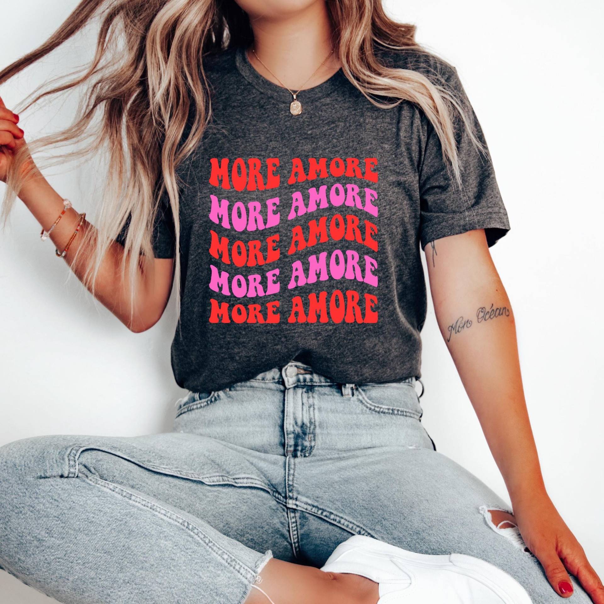 More Amore T-Shirt, Statement Shirt, Geschenk Für Eine Freundin, Positive Vibes Geburtstagsgeschenk, Süßes Damen Retro Sommer T-Shirt von PrintStudiobyNina