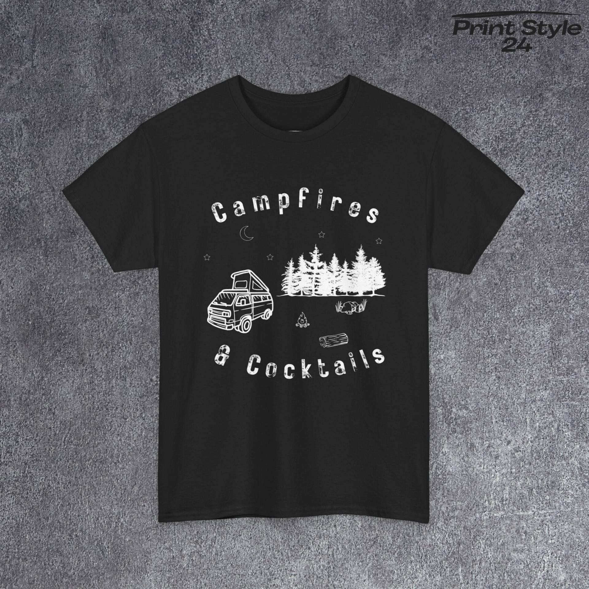 Tshirt Für Campingfreunde T Shirt Mit Urlaubsmotiv Cooler Grafik Geschenk Freunde T-Shirt Einzigartiges Design Lagerfeuer von PrintStyle24