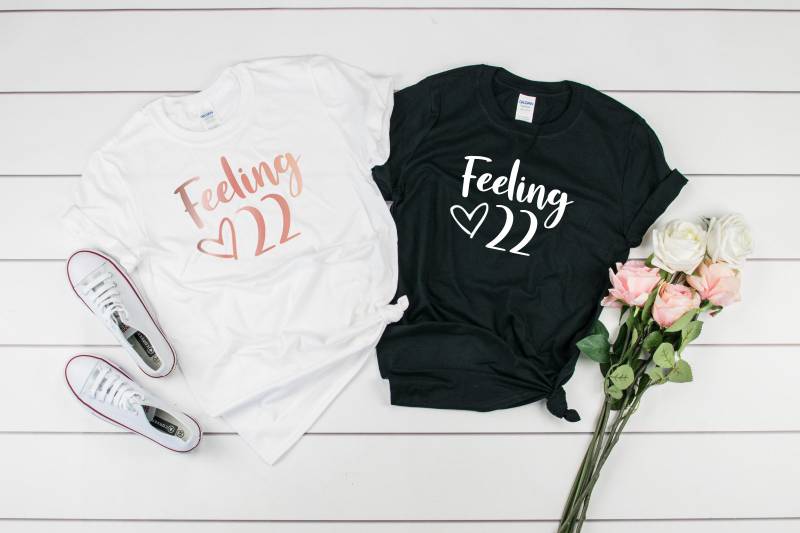 Gefühl 22 Baumwolle Unisex T-Shirt Design 21. Geburtstag Custom Print Lustiger Freund 2021 Jedes Alter Zweiundzwanzig 22. Geschenk von PrintedAndPrettyCo